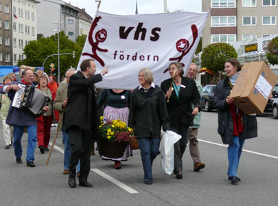 Umzugsfest 2006 Bild: Umzugsfest 2006, Gäste auf dem Weg zur vhs Muhliusstrasse